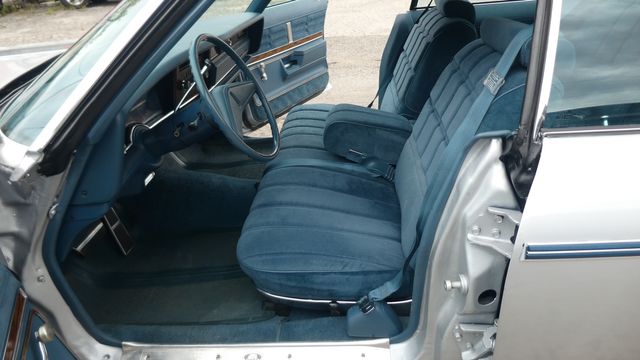 1976 OLDSMOBILE DELTA 88  LOW MILES ROYALE