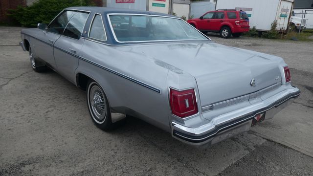 1976 OLDSMOBILE DELTA 88  LOW MILES ROYALE