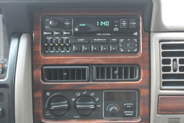 1993 Jeep Grand Cherokee Limited | Roscoe, IL | Autoland Outlets 1993 Jeep Grand Cherokee Limited | Roscoe, IL | Autoland Outlets