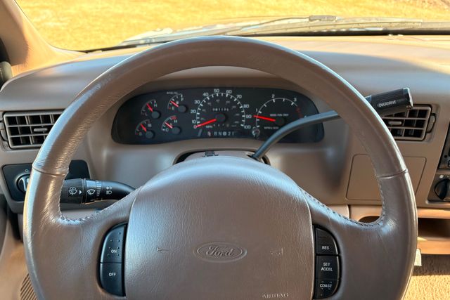 1999 Ford F-350 Super Duty Lariat 4x4 | Roscoe, IL | Autoland Outlets