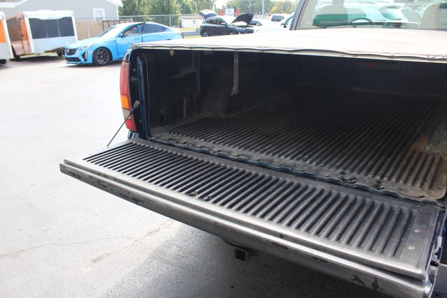 2000 Chevrolet Silverado 1500 Regular Cab Short Bed | Granite City, Illinois | MasterCars Company Inc. 2000 Chevrolet Silverado 1500 Regular Cab Short Bed | Granite City, Illinois | MasterCars Company Inc.