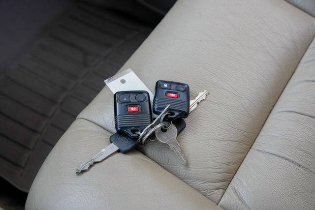 2001 Ford F-350 Super Duty Lariat CREW CAB LONG BED DRW 4X4 / LOW MILES | Austin, TX | Rocky Mountain Truck Stop Austin 2001 Ford F-350 Super Duty Lariat CREW CAB LONG BED DRW 4X4 / LOW MILES | Austin, TX | Rocky Mountain Truck Stop Austin