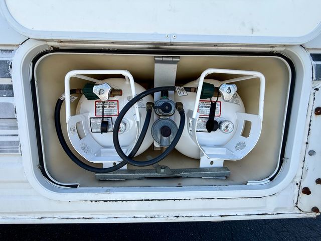 2001 Lance 915 Truck Camper