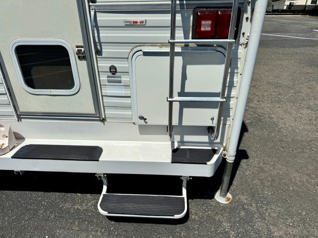 2001 Lance 915 Truck Camper