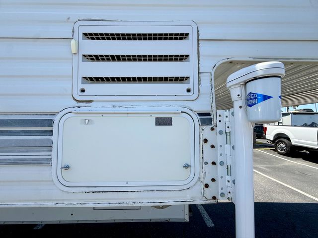 2001 Lance 915 Truck Camper