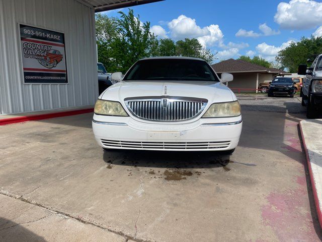 2003 Lincoln Town Car Signature | Bonham, TX | Country Village of Bonham