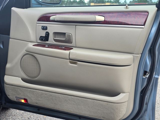 2003 Lincoln Town Car Signature