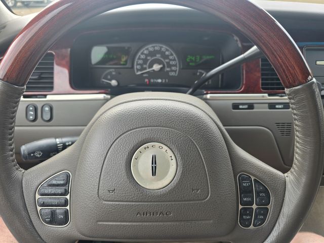 2003 Lincoln Town Car Signature