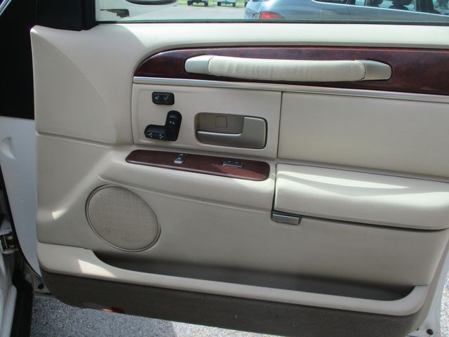 2003 Lincoln Town Car Signature