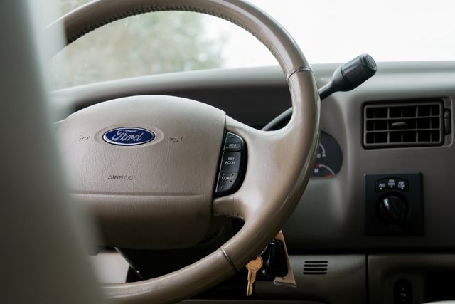 2004 Ford F-250 Super Duty Lariat SHORT BED CREW CAB 4X4 / REG SERVICE | Austin, TX | Rocky Mountain Truck Stop Austin