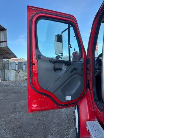 2004 Freightliner M2 106