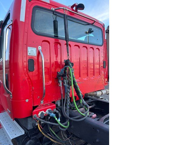 2004 Freightliner M2 106