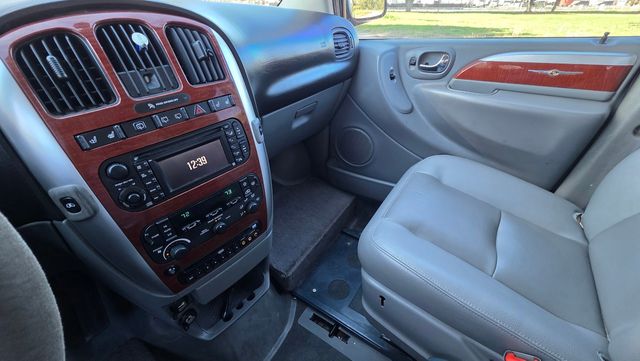 2006 Chrysler Town and Country WHEELCHAIR BRAUN ADA | Santa Clarita, CA | Starfire Auto Inc 2006 Chrysler Town and Country WHEELCHAIR BRAUN ADA | Santa Clarita, CA | Starfire Auto Inc