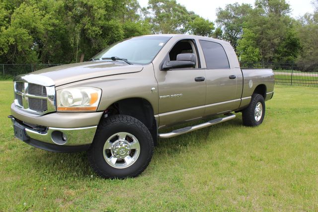 2006 Dodge Ram 3500 Diesel manual SLT Mega Cab | Roscoe, IL | Autoland Outlets