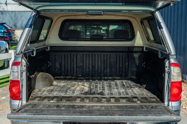 2006 Toyota Tundra SR5 4WD / CLEAN FOR AGE/MILES / CLEAN CARFAX | Austin, TX | Rocky Mountain Truck Stop Austin