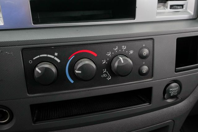 2007 Dodge Ram 3500 SLT LONG BED DRW RWD / 5.9L CUMMINS | Austin, TX | Rocky Mountain Truck Stop Austin