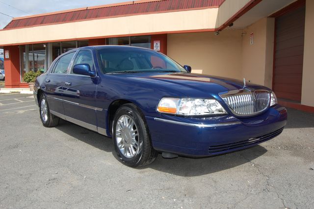 2007 Lincoln Town Car Signature Limited | Charlotte, North Carolina | ADVENTURE VANS 2007 Lincoln Town Car Signature Limited | Charlotte, North Carolina | ADVENTURE VANS