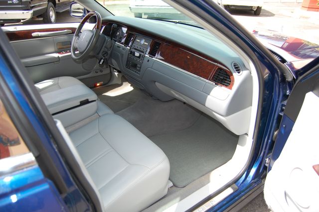 2007 Lincoln Town Car Signature Limited | Charlotte, North Carolina | ADVENTURE VANS 2007 Lincoln Town Car Signature Limited | Charlotte, North Carolina | ADVENTURE VANS