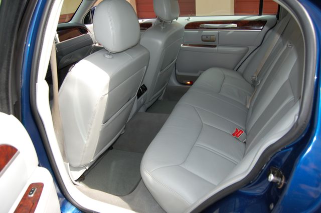 2007 Lincoln Town Car Signature Limited | Charlotte, North Carolina | ADVENTURE VANS 2007 Lincoln Town Car Signature Limited | Charlotte, North Carolina | ADVENTURE VANS