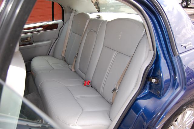 2007 Lincoln Town Car Signature Limited | Charlotte, North Carolina | ADVENTURE VANS 2007 Lincoln Town Car Signature Limited | Charlotte, North Carolina | ADVENTURE VANS