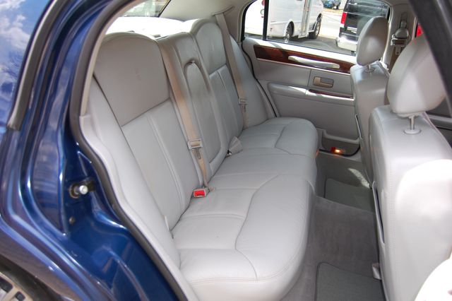 2007 Lincoln Town Car Signature Limited | Charlotte, North Carolina | ADVENTURE VANS 2007 Lincoln Town Car Signature Limited | Charlotte, North Carolina | ADVENTURE VANS