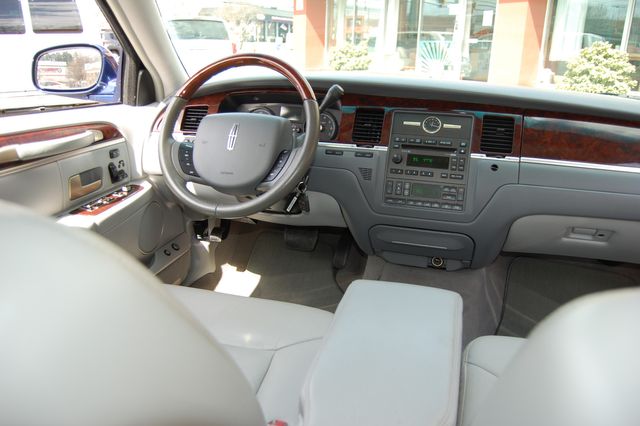 2007 Lincoln Town Car Signature Limited | Charlotte, North Carolina | ADVENTURE VANS 2007 Lincoln Town Car Signature Limited | Charlotte, North Carolina | ADVENTURE VANS