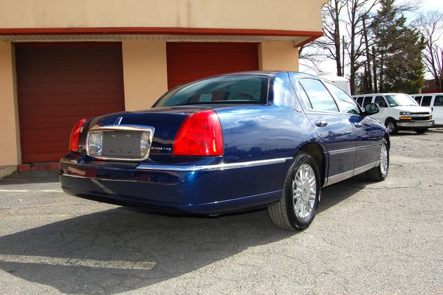 2007 Lincoln Town Car Signature Limited | Charlotte, North Carolina | ADVENTURE VANS 2007 Lincoln Town Car Signature Limited | Charlotte, North Carolina | ADVENTURE VANS