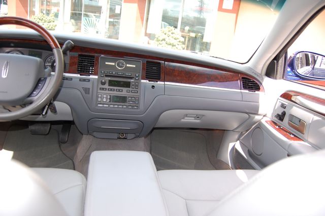 2007 Lincoln Town Car Signature Limited | Charlotte, North Carolina | ADVENTURE VANS 2007 Lincoln Town Car Signature Limited | Charlotte, North Carolina | ADVENTURE VANS