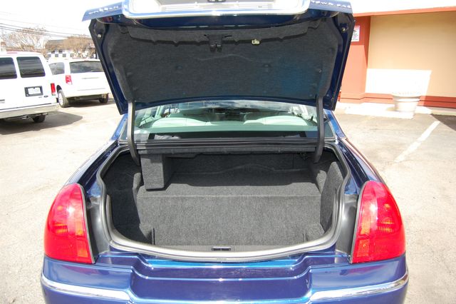 2007 Lincoln Town Car Signature Limited | Charlotte, North Carolina | ADVENTURE VANS 2007 Lincoln Town Car Signature Limited | Charlotte, North Carolina | ADVENTURE VANS