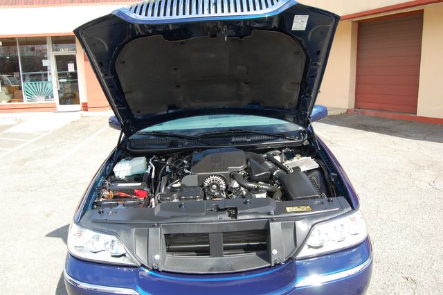 2007 Lincoln Town Car Signature Limited | Charlotte, North Carolina | ADVENTURE VANS 2007 Lincoln Town Car Signature Limited | Charlotte, North Carolina | ADVENTURE VANS