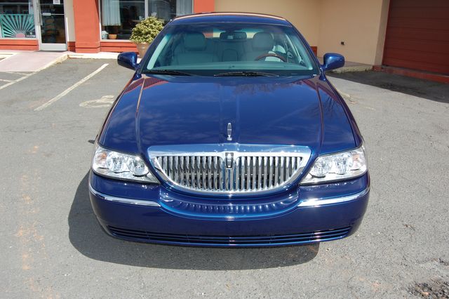 2007 Lincoln Town Car Signature Limited | Charlotte, North Carolina | ADVENTURE VANS 2007 Lincoln Town Car Signature Limited | Charlotte, North Carolina | ADVENTURE VANS