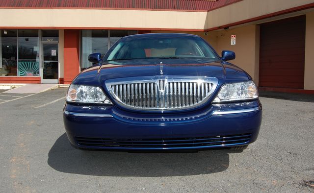 2007 Lincoln Town Car Signature Limited | Charlotte, North Carolina | ADVENTURE VANS 2007 Lincoln Town Car Signature Limited | Charlotte, North Carolina | ADVENTURE VANS