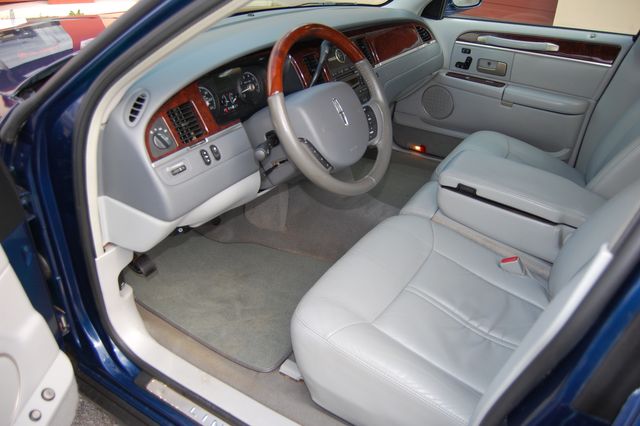 2007 Lincoln Town Car Signature Limited | Charlotte, North Carolina | ADVENTURE VANS 2007 Lincoln Town Car Signature Limited | Charlotte, North Carolina | ADVENTURE VANS