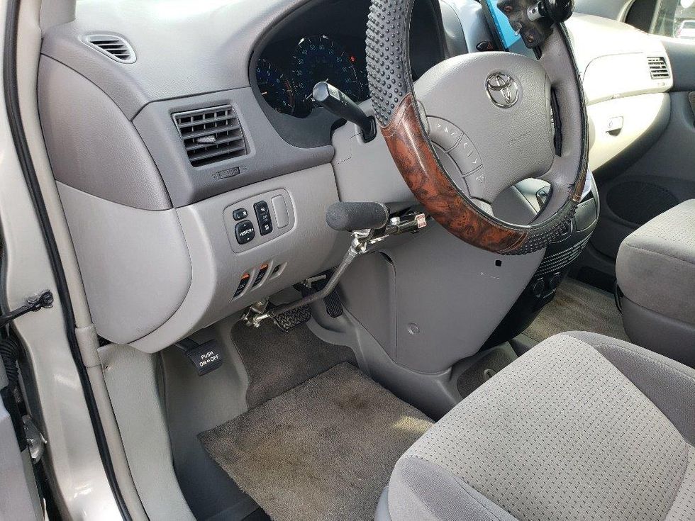 toyota sienna handicap seat
