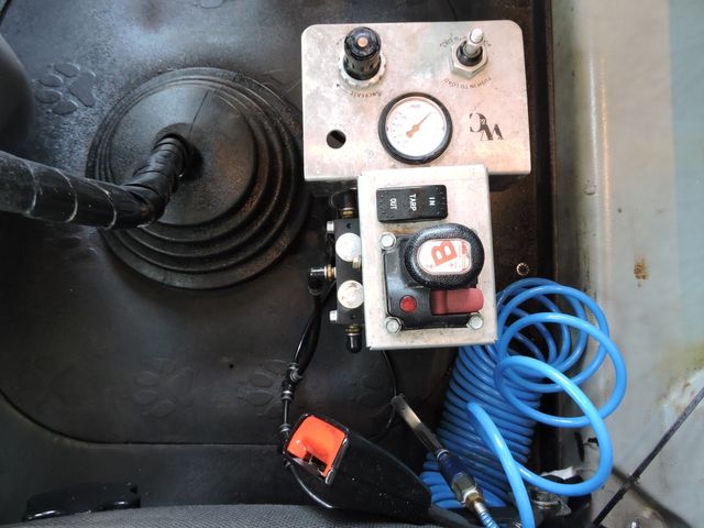 2009 Mack CXU613 Tri-Axel Dump Truck 