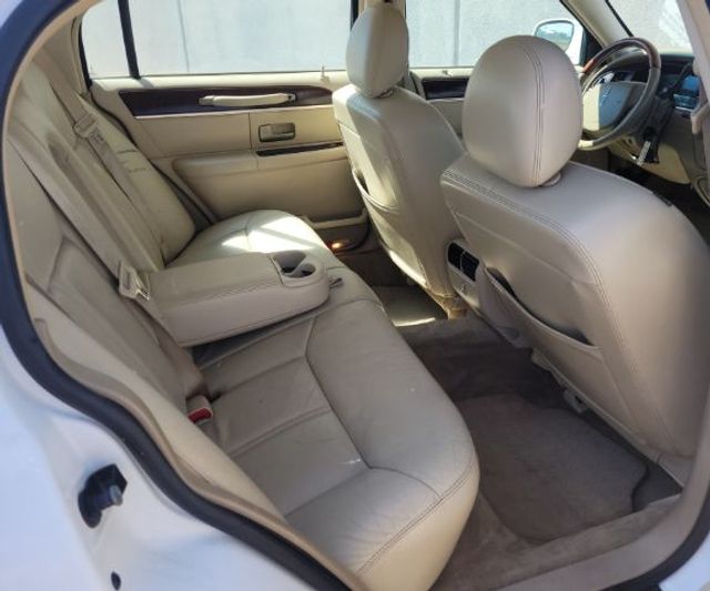 2010 Lincoln Town Car Signature Limited | Lubbock, TX | Chaparral Motors - Lubbock 2010 Lincoln Town Car Signature Limited | Lubbock, TX | Chaparral Motors - Lubbock