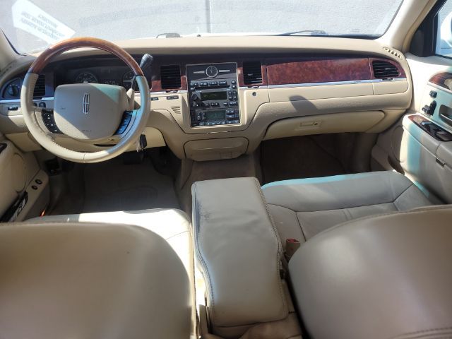 2010 Lincoln Town Car Signature Limited | Lubbock, TX | Chaparral Motors - Lubbock 2010 Lincoln Town Car Signature Limited | Lubbock, TX | Chaparral Motors - Lubbock