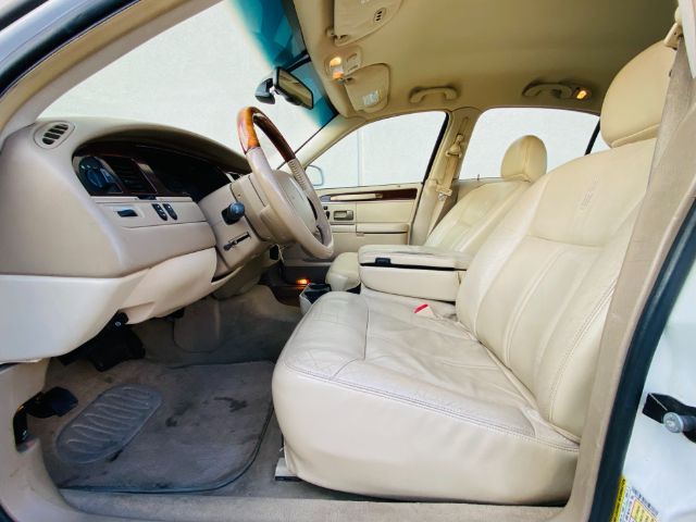 2010 Lincoln Town Car Signature Limited | Lubbock, TX | Chaparral Motors - Lubbock 2010 Lincoln Town Car Signature Limited | Lubbock, TX | Chaparral Motors - Lubbock