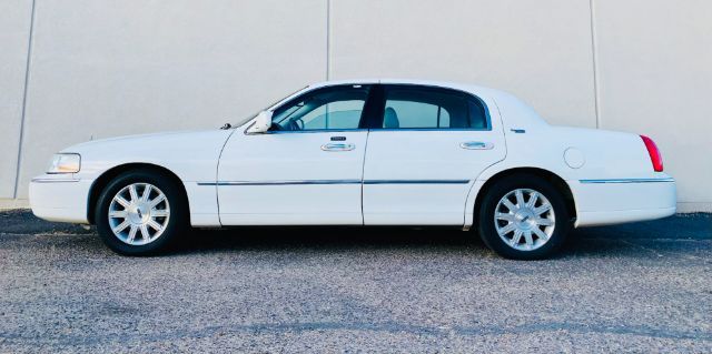 2010 Lincoln Town Car Signature Limited | Lubbock, TX | Chaparral Motors - Lubbock 2010 Lincoln Town Car Signature Limited | Lubbock, TX | Chaparral Motors - Lubbock