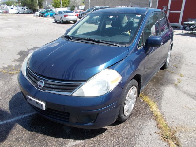 2010 Nissan Versa 1.8 SL Auto's photo