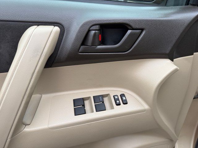 2010 Toyota Highlander Base