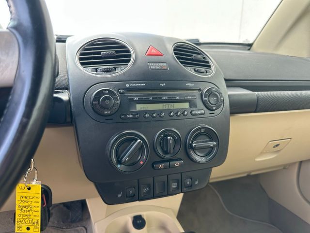 2010 Volkswagen New Beetle Convertible 2.5L Black Tie Edition