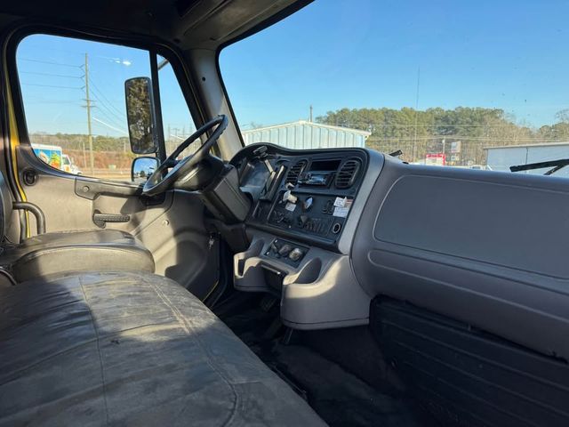 2011 Freightliner M-106