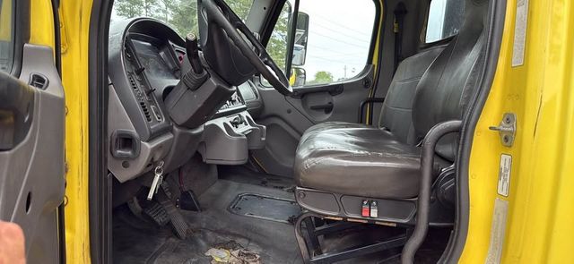 2011 Freightliner M-106
