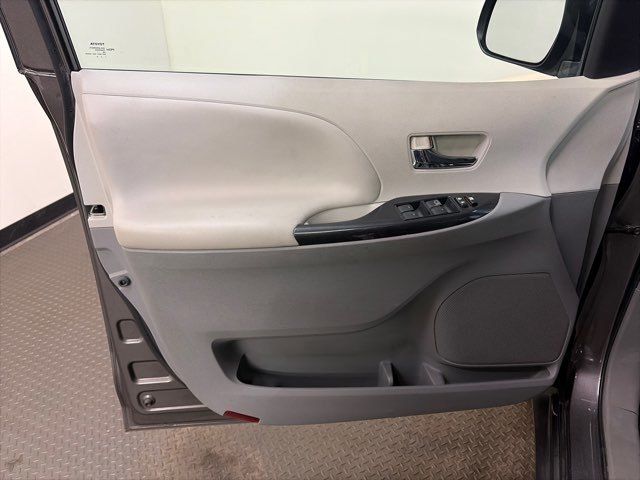 2011 Toyota Sienna SE 8-Passenger