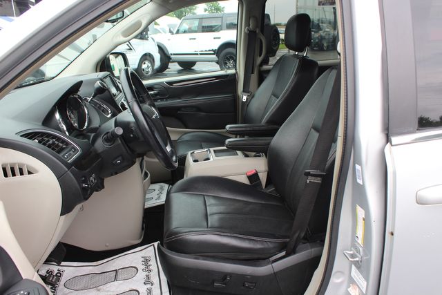 2012 Chrysler Town and Country Freedom Mobility Wheelchair Van Touring | Granite City, Illinois | MasterCars Company Inc.