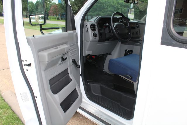 2012 Ford E-350 13 Passenger Starcraft Shuttle Bus With Wheelchair Lift | Irving, Texas | Lonestar Automart Inc.