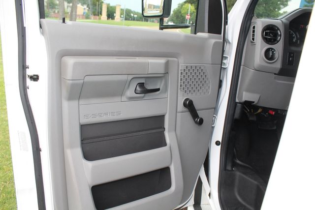 2012 Ford E-350 13 Passenger Starcraft Shuttle Bus With Wheelchair Lift | Irving, Texas | Lonestar Automart Inc.