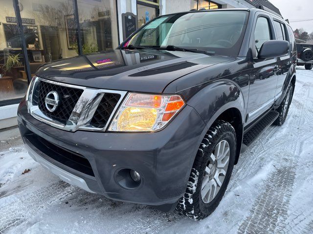 2012 Nissan Pathfinder LE