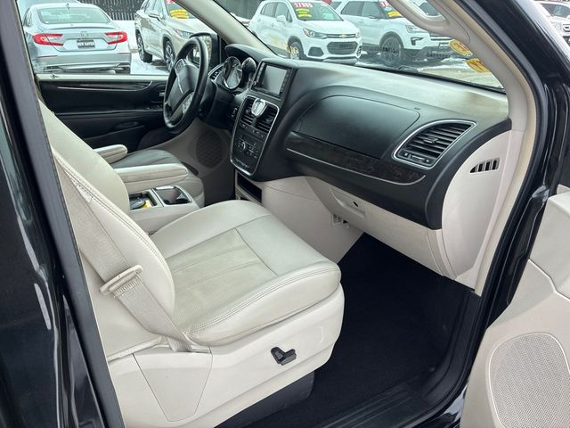 2013 Chrysler Town and Country Touring-L | Ontario, OH | New Haven Auto Sales